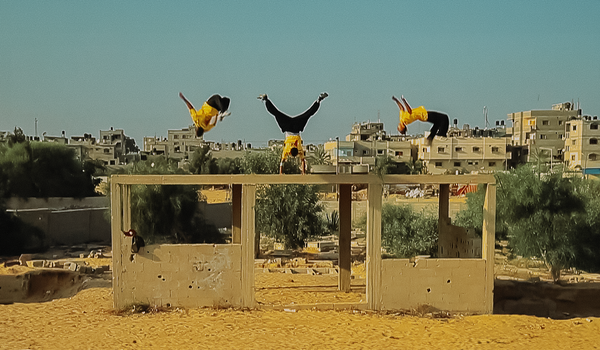 القفز بين الأنقاض
