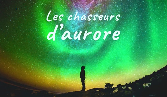 Sur les pas d’un groupe d’enthousiastes guettant les saisissantes aurores boréales.
