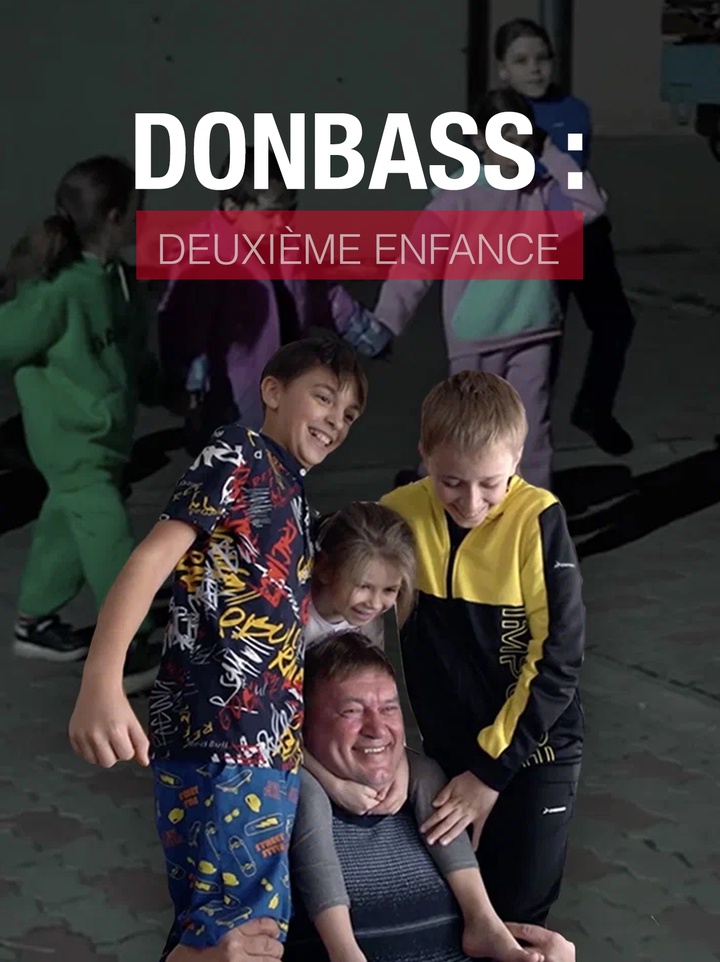 Des personnes viennent en aide aux enfants du Donbass en période de conflit.