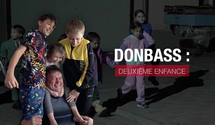Des personnes viennent en aide aux enfants du Donbass en période de conflit.